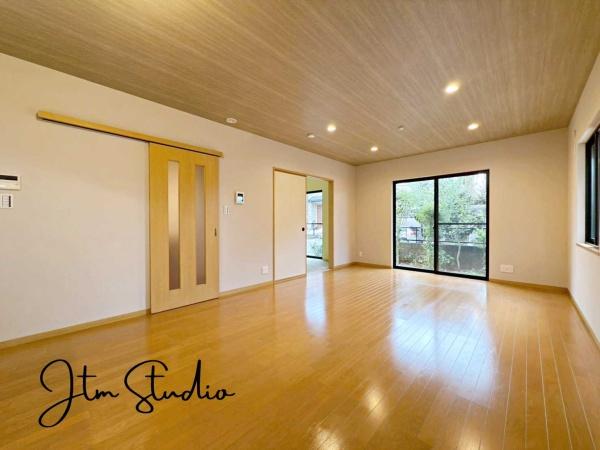 rO ZłAƑĐHĒƂ肠傫̃_CjOXy[XIƑ݂ȂŃe[u͂ޑfGȎԂyŉ