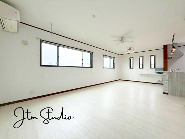 rO _CjOe[uE\t@[ZbgEsu{[hƂĔzułLłBƋ̃CAEgVX^[g̊ÿ݂łˁ