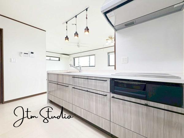 Lb` Ƒƈꏏɉ߂̂ΖʃLb`̖́ȈobȂꏏɂyގԂ́ARƏΊ炪AƑJ[߂؂ȂЂƂƂB̂^C炵Lɍʂ܂