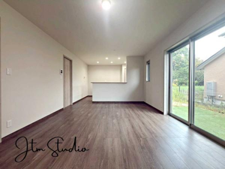 rO ZłAƑĐHĒƂ肠傫̃_CjOXy[XIƑ݂ȂŃe[u͂ޑfGȎԂyŉ