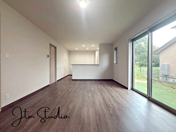 rO ZłAƑĐHĒƂ肠傫̃_CjOXy[XIƑ݂ȂŃe[u͂ޑfGȎԂyŉ