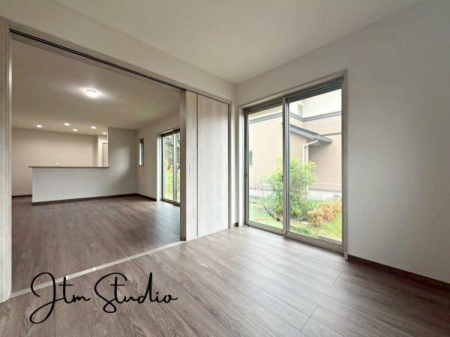 m ̔AV1}鋏BCɓ̃CeAɈ͂܂ꂽfGȋԂɍグ鎖ŁA^ɃbNXł鎞Ԃ߂ƂołB