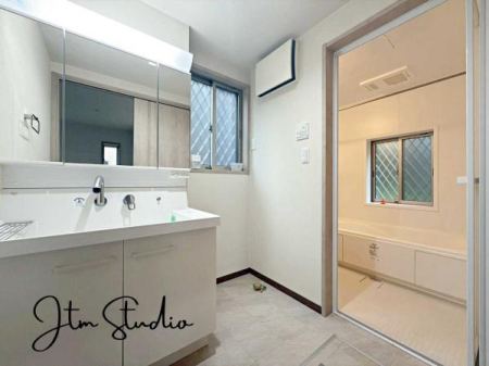 ʑEʏ ̎xx̃PAC悭n܂ʋԁB傫ȃ~[ƍL߂̃{EŁAƑ݂ȂKɎg݌vłBQłƂ̂鎞Ԃ𐶂ݏo܂B1 ̂͂܂ƏISn悭