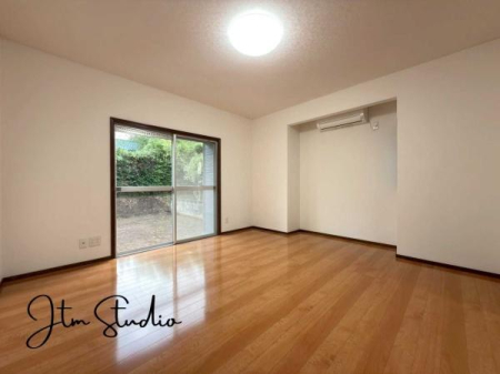 rO ZłAƑĐHĒƂ肠傫̃_CjOXy[XIƑ݂ȂŃe[u͂ޑfGȎԂyŉ