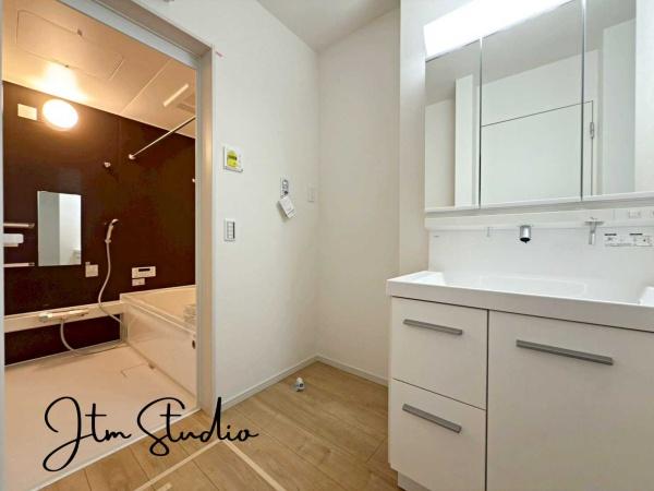 ʑEʏ ̎xx̃PAC悭n܂ʋԁB傫ȃ~[ƍL߂̃{EŁAƑ݂ȂKɎg݌vłBQłƂ̂鎞Ԃ𐶂ݏo܂B1 ̂͂܂ƏISn悭