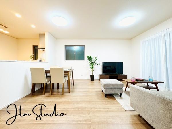 rO ZłAƑĐHĒƂ肠傫̃_CjOXy[XIƑ݂ȂŃe[u͂ޑfGȎԂyŉ