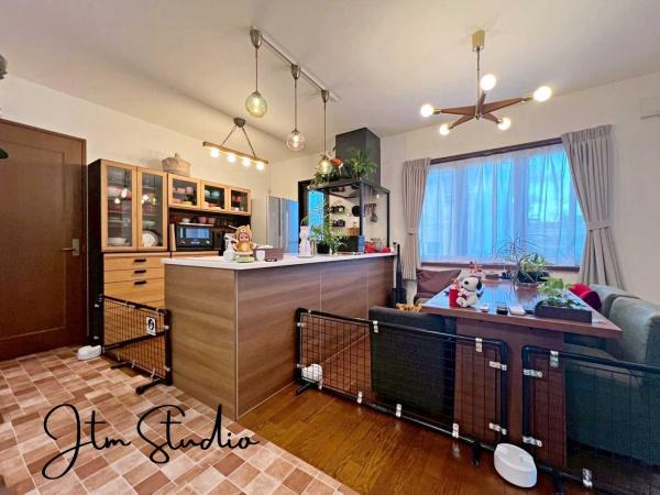 rO ZłAƑĐHĒƂ肠傫̃_CjOXy[XIƑ݂ȂŃe[u͂ޑfGȎԂyŉ