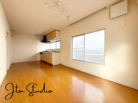 rO ZłAƑĐHĒƂ肠傫̃_CjOXy[XIƑ݂ȂŃe[u͂ޑfGȎԂyŉ