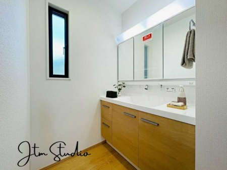 ʑEʏ ^̋ݒuꂽʑ́AƑɐgxxĂKɎg܂[LxŁAU炩₷ʑۂĂ܂BtŊCłAȋԂێł̂͂ł