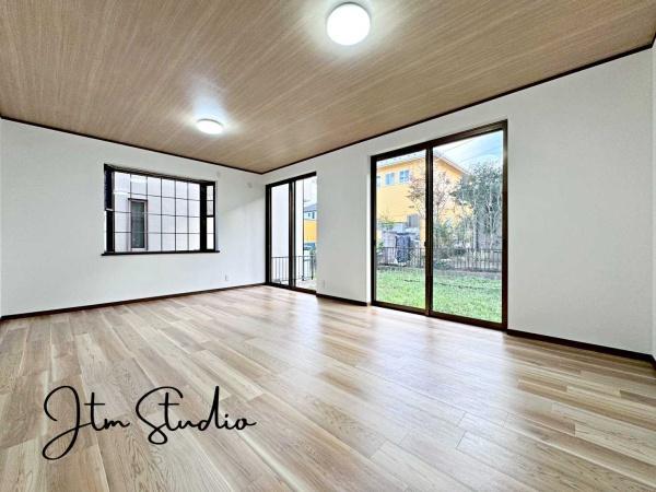 rO ZłAƑĐHĒƂ肠傫̃_CjOXy[XIƑ݂ȂŃe[u͂ޑfGȎԂyŉ