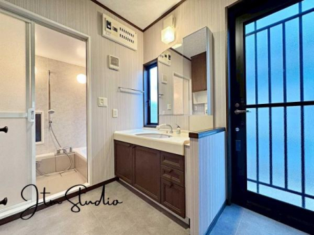 ʑEʏ ̎xx̃PAC悭n܂ʋԁB傫ȃ~[ƍL߂̃{EŁAƑ݂ȂKɎg݌vłBQłƂ̂鎞Ԃ𐶂ݏo܂B1 ̂͂܂ƏISn悭