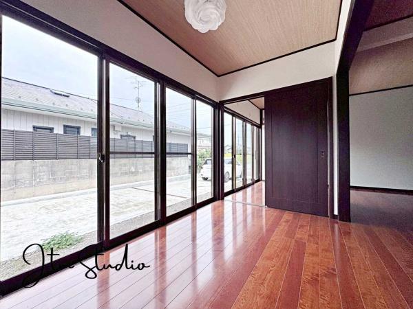 rO ZłAƑĐHĒƂ肠傫̃_CjOXy[XIƑ݂ȂŃe[u͂ޑfGȎԂyŉ