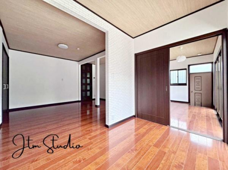 m ̔AV1}鋏BCɓ̃CeAɈ͂܂ꂽfGȋԂɍグ鎖ŁA^ɃbNXł鎞Ԃ߂ƂołB