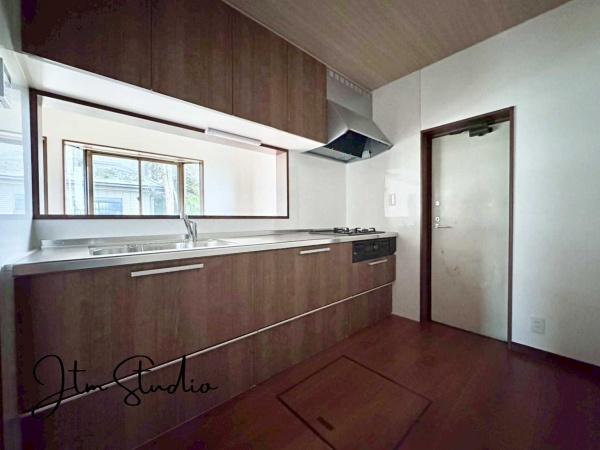 Lb` Ƒƈꏏɉ߂̂ΖʃLb`̖́ȈobȂꏏɂyގԂ́ARƏΊ炪AƑJ[߂؂ȂЂƂƂB̂^C炵Lɍʂ܂