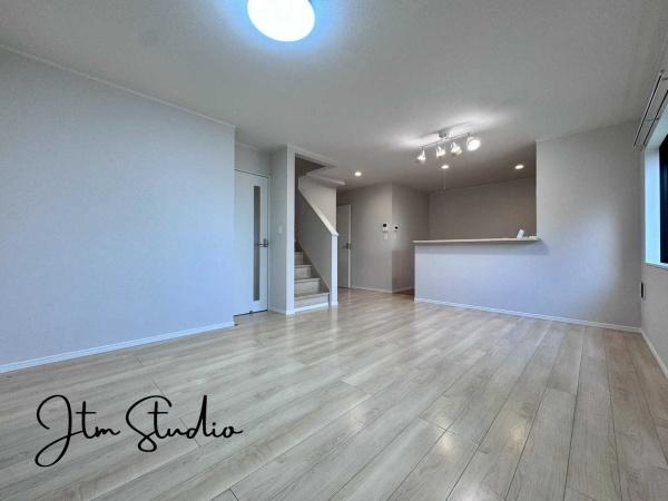 rO ZłAƑĐHĒƂ肠傫̃_CjOXy[XIƑ݂ȂŃe[u͂ޑfGȎԂyŉ