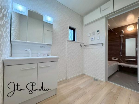 ʑEʏ ̎xx̃PAC悭n܂ʋԁB傫ȃ~[ƍL߂̃{EŁAƑ݂ȂKɎg݌vłBQłƂ̂鎞Ԃ𐶂ݏo܂B1 ̂͂܂ƏISn悭