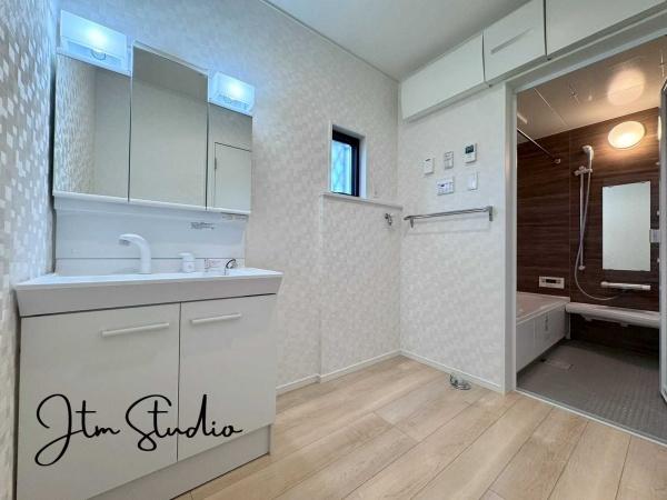 ʑEʏ ̎xx̃PAC悭n܂ʋԁB傫ȃ~[ƍL߂̃{EŁAƑ݂ȂKɎg݌vłBQłƂ̂鎞Ԃ𐶂ݏo܂B1 ̂͂܂ƏISn悭