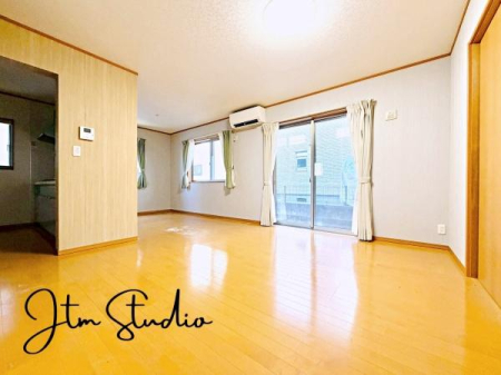 ���r���O �Ƒ��̐H����c���̂ق��A�q�ǂ���V�΂�����A�F�l���������肷��LDK�͏Z�܂��̒��S�B�����ԉ߂����ꏊ������A���̋�Ԃ͏Z�܂��S�̂̋��S�n�����E���܂��B