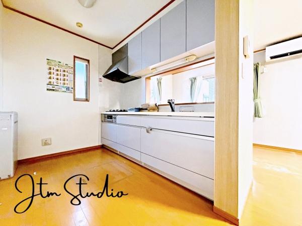 �L�b�`�� �ΖʃL�b�`���ł́A���q�l���V�Ԏp�������Ȃ��炨�������\�ł��I�ڂƖڂ������A���q�l�����S���ă��r���O�ŗV�񂾂�A�h��₨�׋���������ł��܂��ˁ􂲉Ƒ��l�^�C�������y���݂܂��傤��