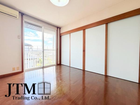 �q������ ���q�l�̐����Ƌ��Ɂu�Z�܂����v���ω����Ă����܂��B�����ɂ͎��[���������A���R�x�̍����Ƌ�̔z�u�������V���v���ȋ�Ԃł���